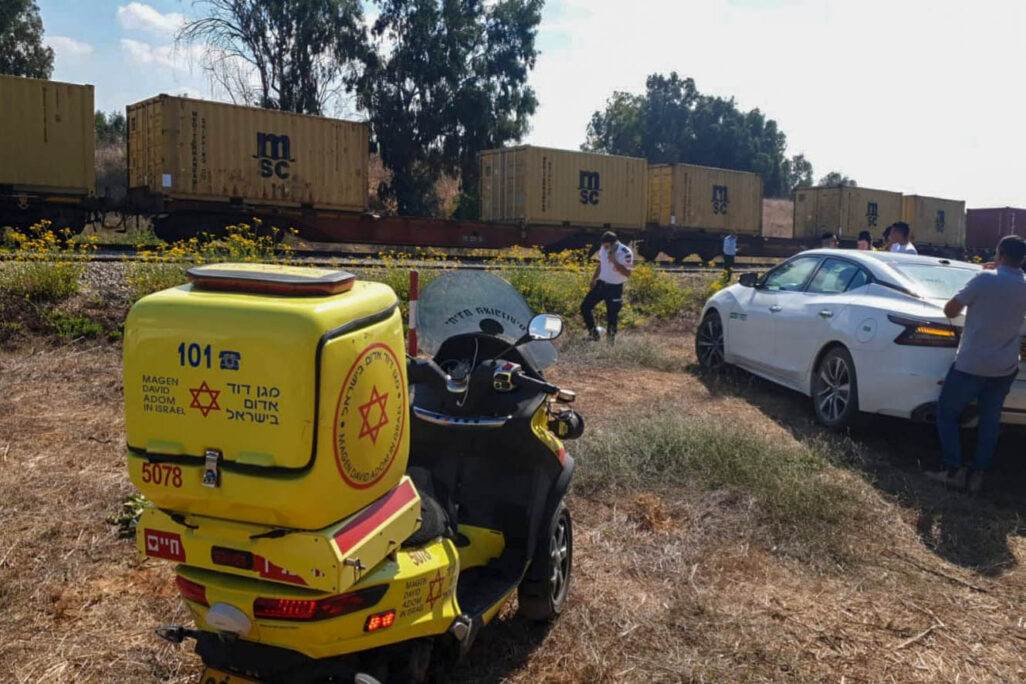 זירת התאונה בה נהרג גבר בן 70 מפגיעת רכבת נוסעת ליד נתניה. (צילום: דוברות מד"א)
