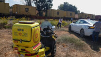 זירת התאונה בה נהרג גבר בן 70 מפגיעת רכבת נוסעת ליד נתניה. (צילום: דוברות מד"א)