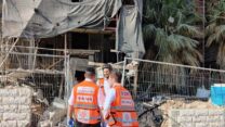 זירת התאונה בירושלים. העובד סובל מחבלות בגפיים ובגב (צילום: איחוד הצלה)