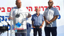 יו"ר הסתדרות הגמלאים שמוליק מזרחי (מימין), מנכ"ל הסתדרות הגמלאים אפרים קורן ויו"ר ההסתדרות, ארנון בר-דוד, באירוע לציון חודש הגמלאי של האו"ם בגן ההסתדרות בתל אביב (צילום: הסתדרות הגמלאים)