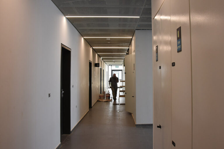המסדרון באחד מהבניינים שבנייתם טרם הושלמה. &quot;מגורים, כמו מלגות או שכר לימוד, הם חלק מהמכלול שהאוניברסיטה צריכה לדאוג לו עבור הסטודנטים שלה&quot; (צילום: הדס יום טוב)