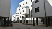 מבני המגורים בכפר הסטודנטים החדש באוניברסיטת בן גוריון. "אפשר לעבור בין הבניינים גם על האדמה וגם דרך מרפסות הגג" (צילום: הדס יום טוב)