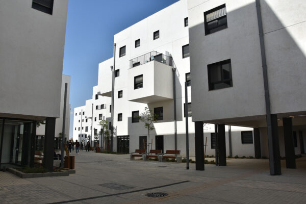 מבני המגורים בכפר הסטודנטים החדש באוניברסיטת בן גוריון. "אפשר לעבור בין הבניינים גם על האדמה וגם דרך מרפסות הגג" (צילום: הדס יום טוב)