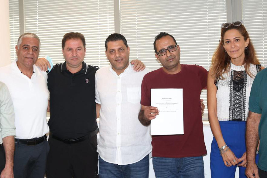 חתימת ההסכם הקיבוצי בחברה העירונית ראש העין (צילום: מקום בלב) חתימת ההסכם הקיבוצי בחברה העירונית ראש העין (צילום: מקום בלב)