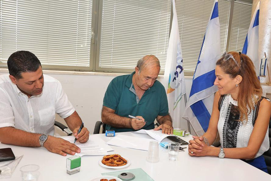 חתימת ההסכם הקיבוצי. "הכול בסופו של דבר למען תושבי ראש העין" (צילום: מקום בלב)