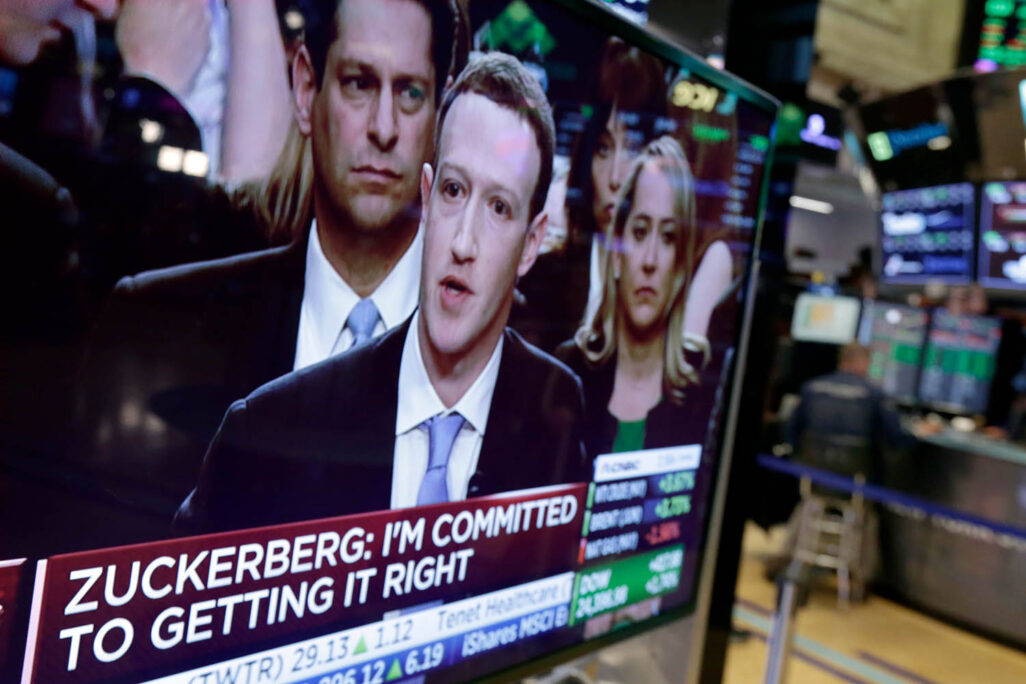 מנכ"ל פייסבוק, מארק צוקרברג, מופיע על מסך הטלוויזיה ברצפת הבורסה של ניו יורק (צילום: AP Photo/Richard Drew)
