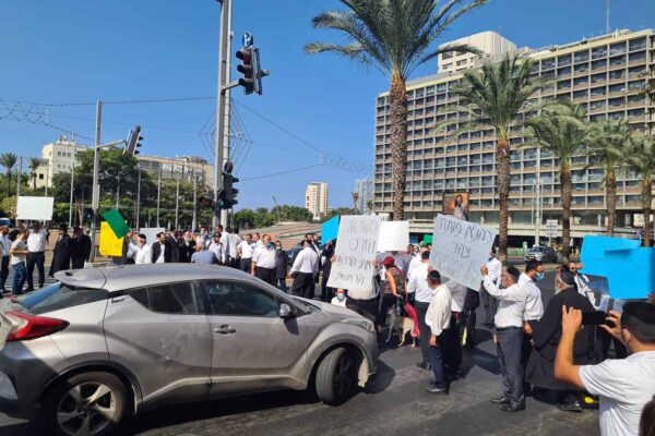 משגיחי כשרות מפגינים בתל אביב הגד אישור הרפורמה במערך. (צילום: מטה המאבק ברפורמת הכשרות)