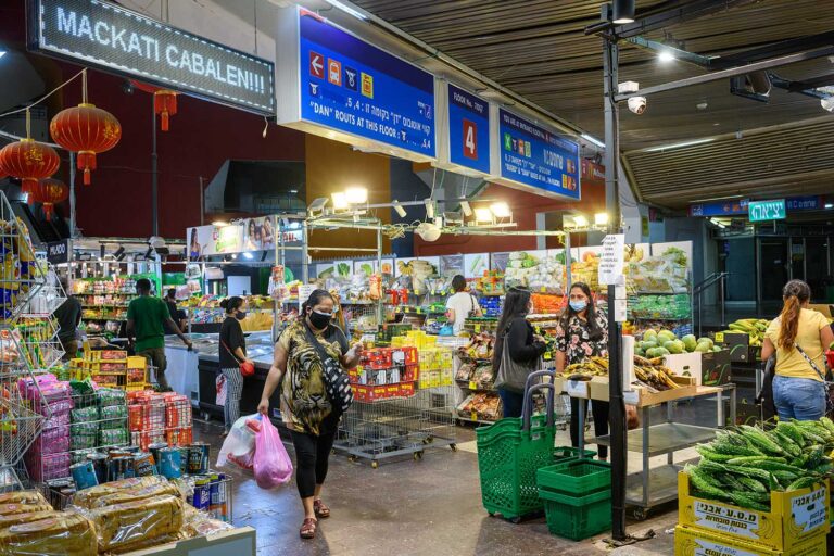 קומה 4. שוק פיליפיני עם ירקות מסתוריים (צילום: יונתן בלום)