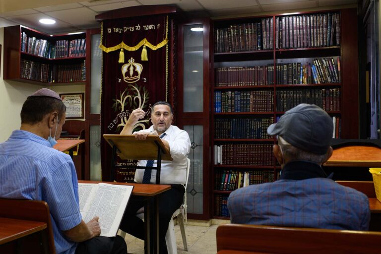 שיעור בבית הכנסת (צילום: יונתן בלום)