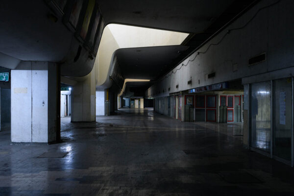 התחנה המרכזית בדרך לפינוי. קומה 1. מסדרונות ריקים ובתי קולנוע נטושים (צילום: יונתן בלום)