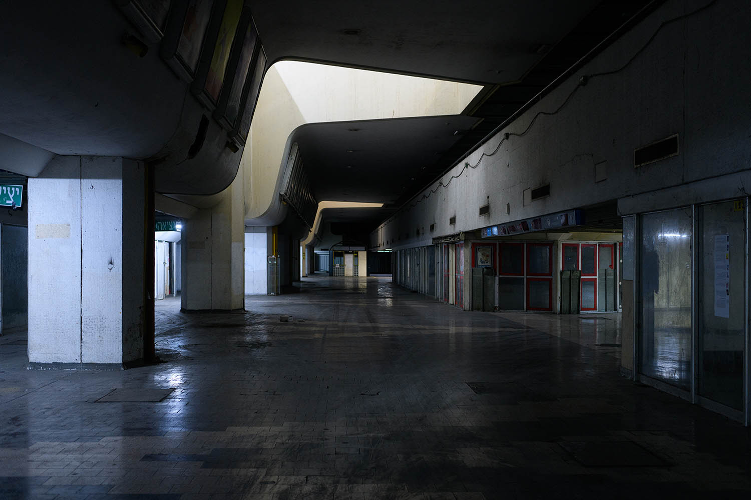 התחנה המרכזית בדרך לפינוי. קומה 1. מסדרונות ריקים ובתי קולנוע נטושים (צילום: יונתן בלום)