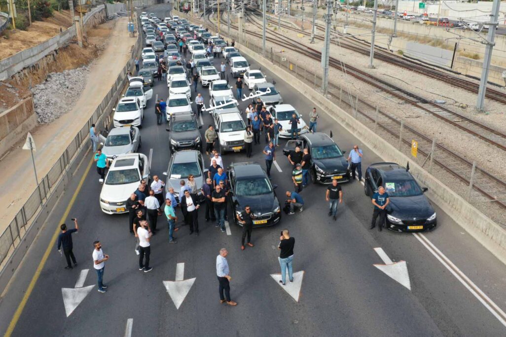 שיירת המחאה נגד הפשיעה בחברה הערבית (צילום: מוחמד חליליה) שיירת המחאה נגד הפשיעה בחברה הערבית (צילום: מוחמד חליליה)