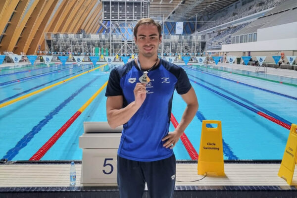 יעקב טומרקין עם המדליה (צילום: באדיבות איגוד השחייה)