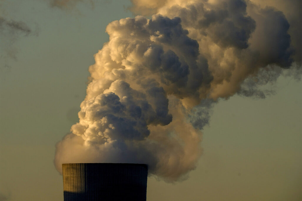 פליטות פחמן מתחנת כוח בגרמניה (צילום: AP Photo/Michael Probst)