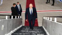 ראש הממשלה, נפתלי בנט, בעלייתו למטוס (צילום: חיים צח/ לע״מ)