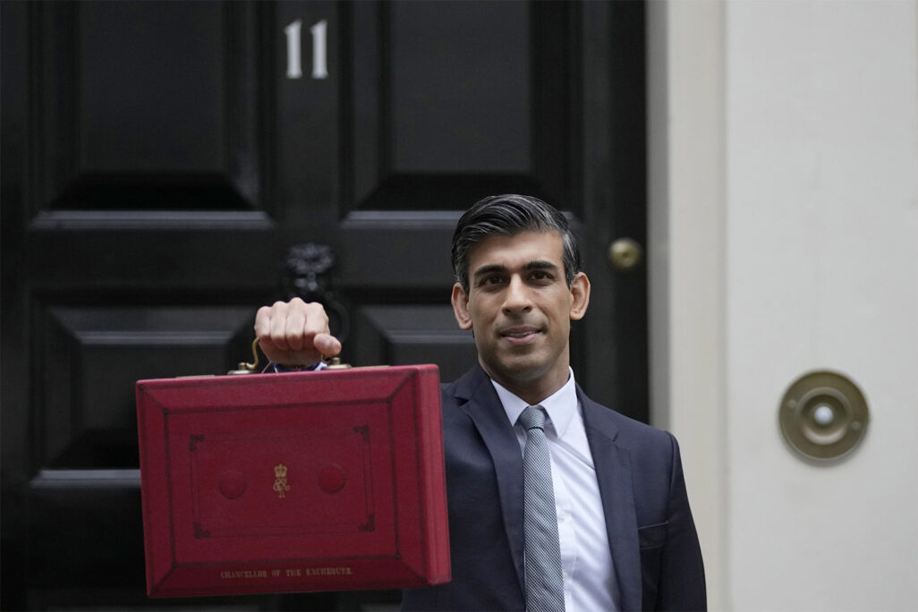 שר האוצר של בריטניה רישי סונק מחזיק בקופסת המסמכים האדומה בה מופקד התקציב באופן מסורתי (צילום: AP/Alastair Grant)