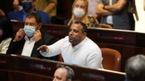 ח״כ אביר קארה בדיון בכנסת על חוק דמי האבטלה לעצמאים (קרדיט צילום: דני שם טוב/נועם מושקוביץ)