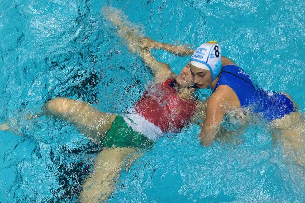 שחקניות ארגנטינה והונגריה נאבקות בבריכה (צילום: גלעד קוולרצ'יק)