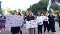 מטפלות במעונות לגיל הרך מפגינות מול ביתה של שרת הכלכלה, אורנה ברביבאי (צילום: מטה מאבק מעונות היום)