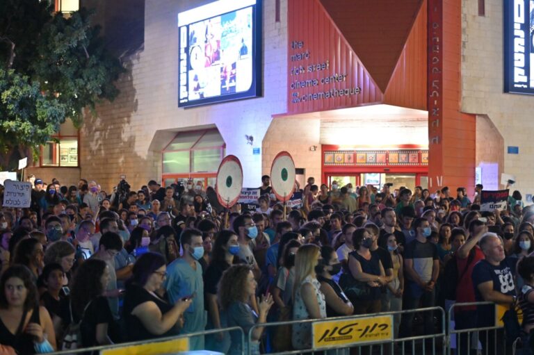 Interns protest the piecemeal plan to shorten shifts at the Tel Aviv Cinematheque (Photo: Elad Gutman)