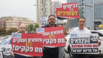 נשיא לה"ב רועי כהן (מימין) ובעלי עסקים בהפגנה בצומת עזריאלי בתל אביב, במחאה על מס הגודש (צילום: גדעון מרקוביץ')