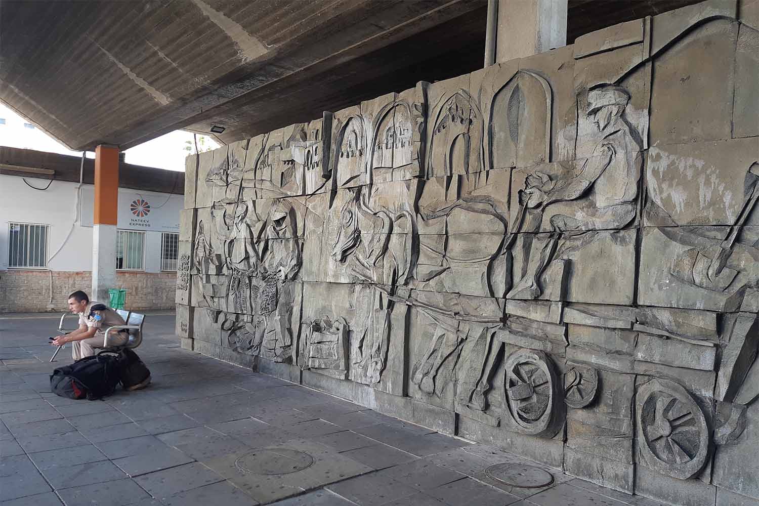 קטע מקיר האמנות הייחודי בתחנה המרכזית בעכו. מחווה של האמן גרשון קניספל לקבוצת "זיפזיף" (צילום: מיכאל יעקובסון)