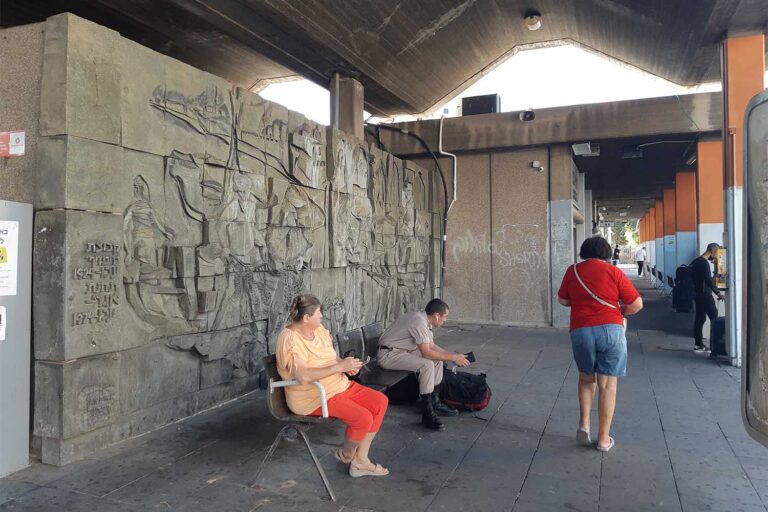 חזית התחנה המרכזית בעכו עם קיר האמנות המאובק (צילום: מיכאל יעקובסון)