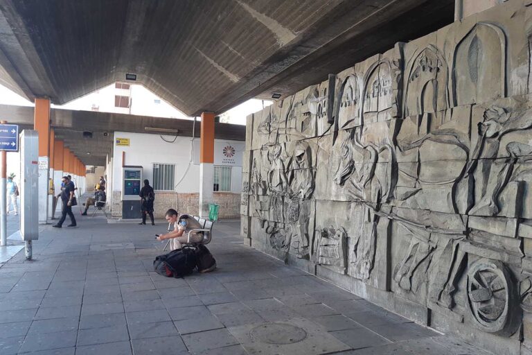 הקיר של קניספל בתחנה המרכזית בעכו. &quot;מודעות לאחריות החברתית ולתפקידו הציבורי של האמן&quot; (צילום: מיכאל יעקובסון)