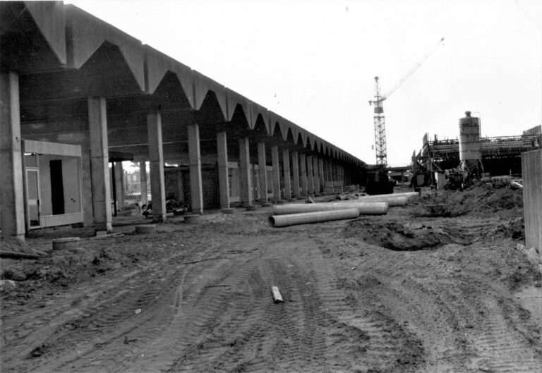 התחנה בשלב הבנייה. המגרש כולו הוגבה בעבודות עפר (צילום: באדיבות  הארכיון ההיסטורי של אגד)