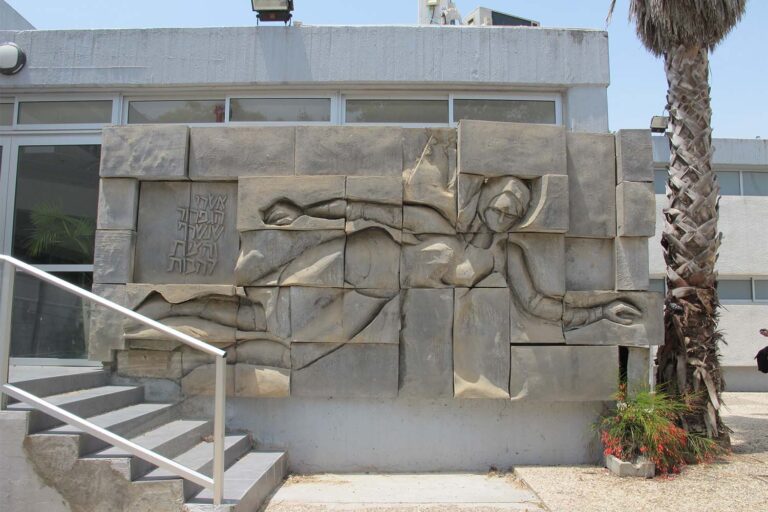 &quot;אשרי הגפרור&quot;. קיר ההנצחה לחנה סנש בקיבוץ יד חנה (צילום: ויקיפדיה)