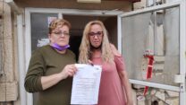 אורנה פרץ (מימין) ושירן גולד מחוץ לבניין ברחוב שפרינצק בקרית שמונה שמיועד לפינוי (צילום: דוד טברסקי)
