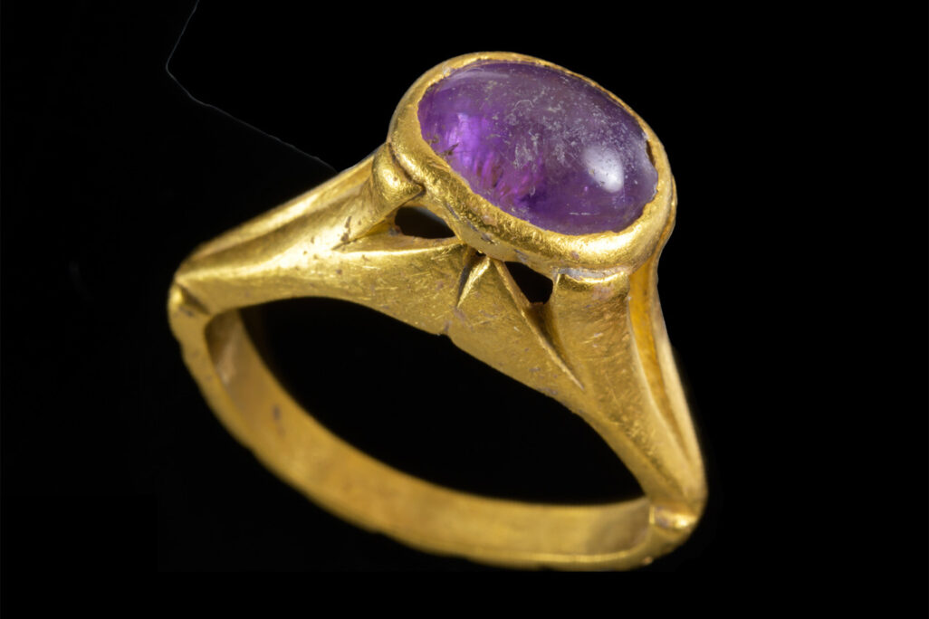 הטבעת העתיקה שנתגלתה בחפירות ביבנה  (צילום: דפנה גזית / רשות העתיקות)