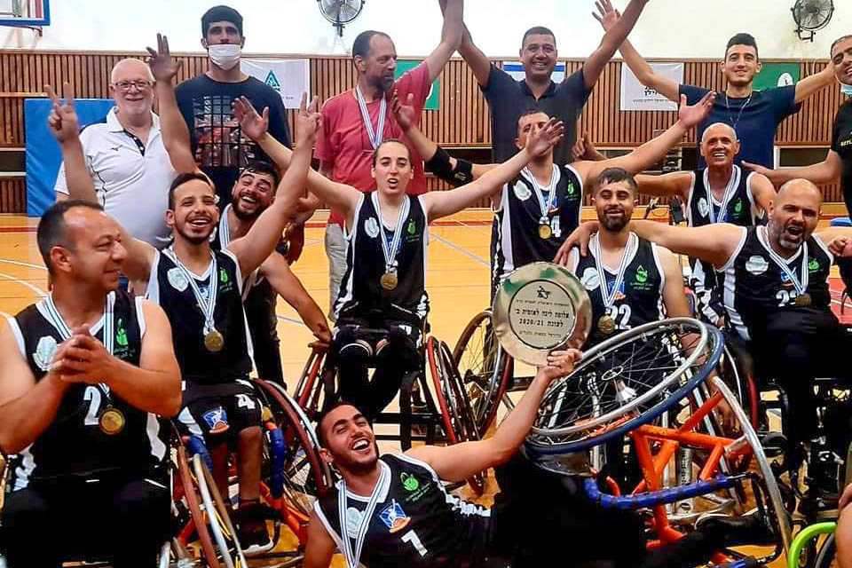 קבוצת מג'ד אל-כרום בכדורסל בכיסאות גלגלים חוגגים אליפות בליגה לאומית ב' (צילום: אלבום פרטי)