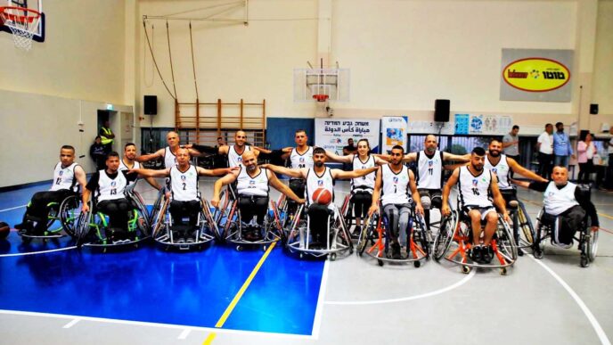 קבוצת מג'ד אל-כרום בכדורסל בכיסאות גלגלים (צילום: אלבום פרטי)