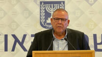יו"ר ההסתדרות ארנון בר-דוד בחתימה על עסקת החבילה עם המדינה והמעסיקים (צילום: דבר)