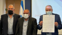 שר האוצר, יו״ר ההסתדרות ונשיא המגזר העסקי בחתימה על עסקת החבילה במשק (צילום: דבר)