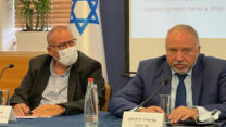 שר האוצר ליברמן ויו״ר ההסתדרות בר-דוד (צילום: דבר)