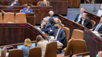 גדעון סער, נפתלי בנט, יאיר לפיד ובני גנץ במליאת הכנסת (צילום: דבר)