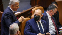 ראש הממשלה נפתלי בנט ושר החוץ יאיר לפיד במליאת הכנסת - דיוני התקציב. (צילום: נועם מושקוביץ, דוברות הכנסת)