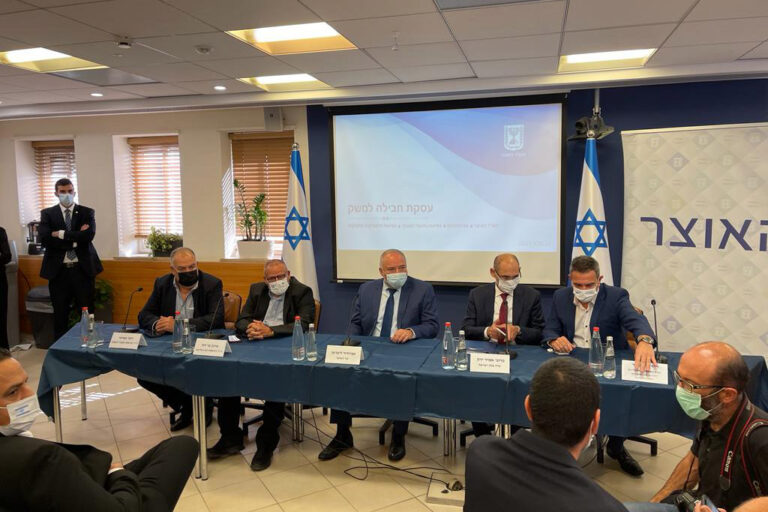The Ministry of Finance, the Histadrut and other business leaders sign the economic package deal. (Photo: Davar)
