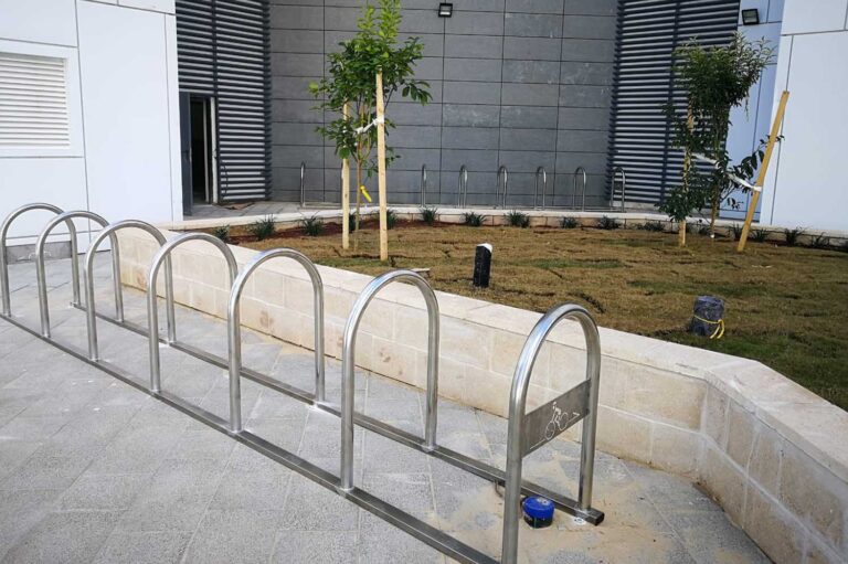מתקן חניית אופניים בהתאמה אישית מבית "חן אופן" ליד בנין משרדים (צילום: חן אופן)