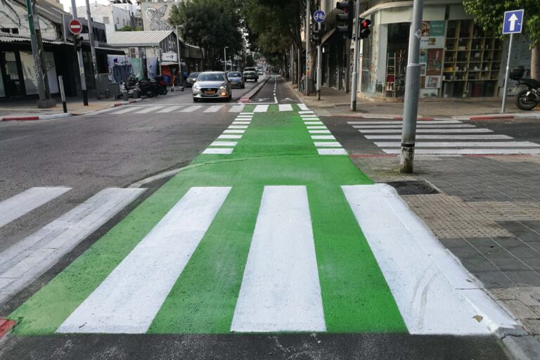 שביל אופניים טרי ברחוב הרצל בתל אביב. &quot;עיריית תל אביב מובילה את מהפכת האופניים העירוניים&quot; (צילום: דבר)