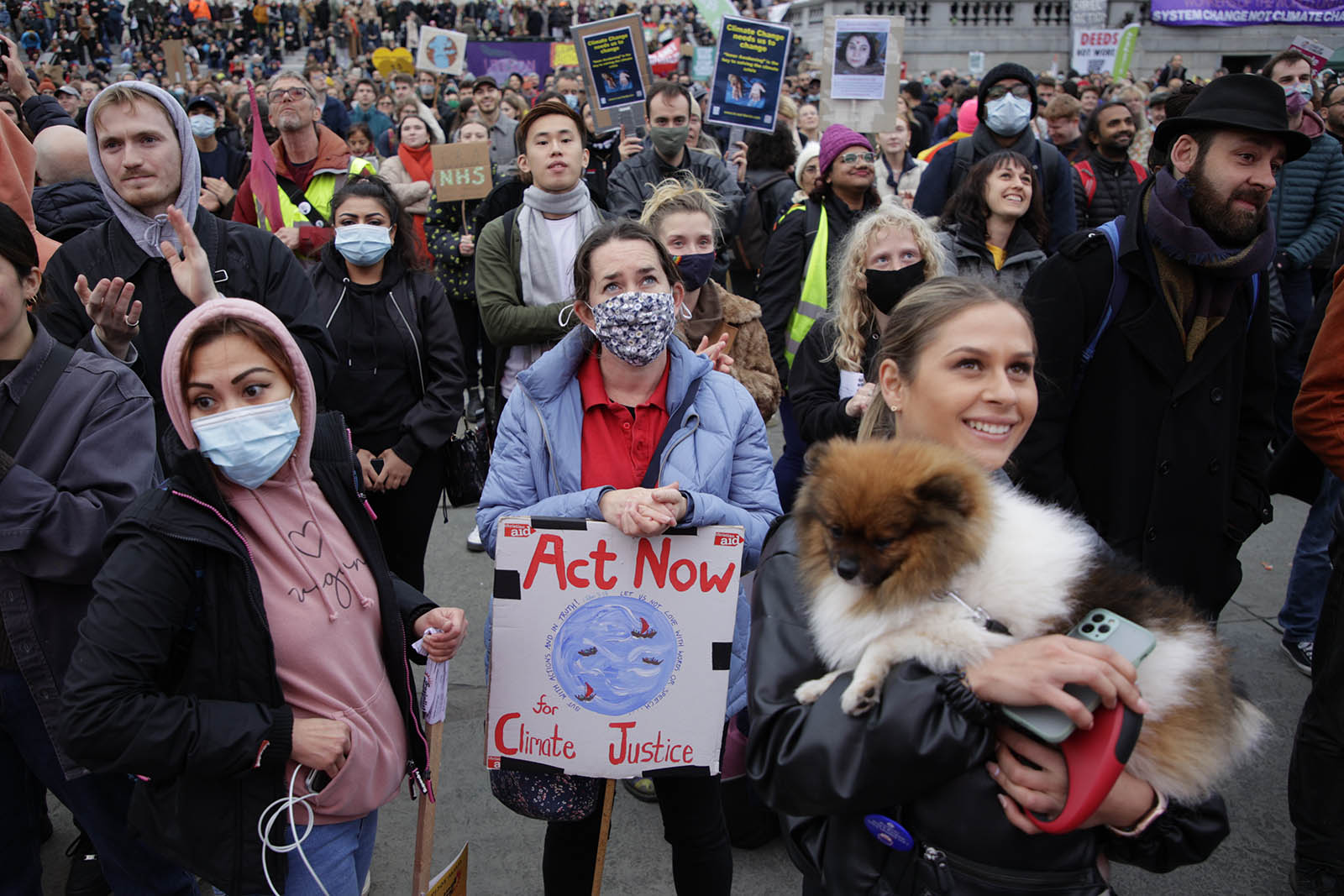 פעילי סביבה מפגינים בוועידת האקלים בגלזגו (צילום: AP Photo/David Cliff)