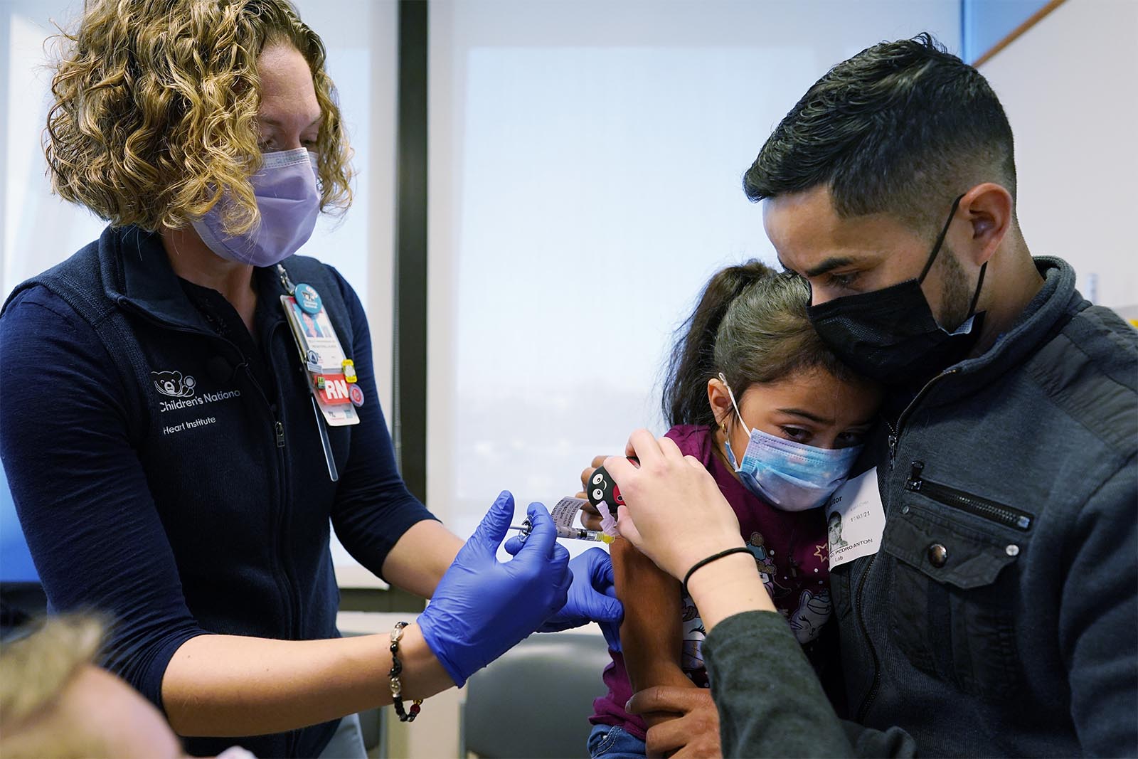 סופיה סילבאמיה, מושתלת כליות בת 5, מקבלת חיסון בבית החולים לילדים בוושינגטון (צילום: AP Photo/Carolyn Kaster)