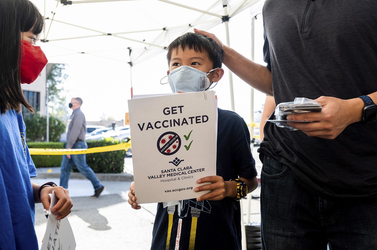 מת'יו ייפ בן ה-8, בתור לחיסון בסן חוזה, קליפורניה (צילום: AP Photo/Noah Berger, File)