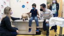 קרטר ג'גליו בן ה-8, עם אביו בריאן והכלב ברני, בבית החולים לילדים בוושינגטון (צילום: AP Photo/Carolyn Kaster)