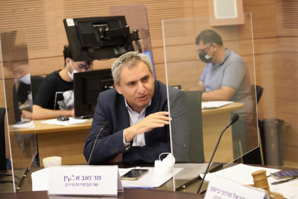 זאב אלקין בוועדת הכלכלה, במהלך דיון במדיניות הפינויים מהדיור הציבורי (צילום ארכיון: דוברות הכנסת, דני שם טוב)