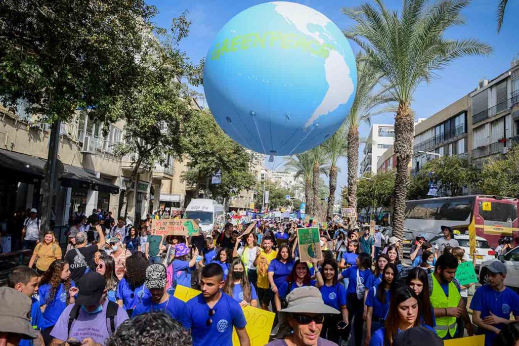 Israelis attend a rally calling for action against climate crisis and the ecological crisis in Tel Aviv on October 29, 2021. (Photo: Avshalom Sassoni / Flash90)
