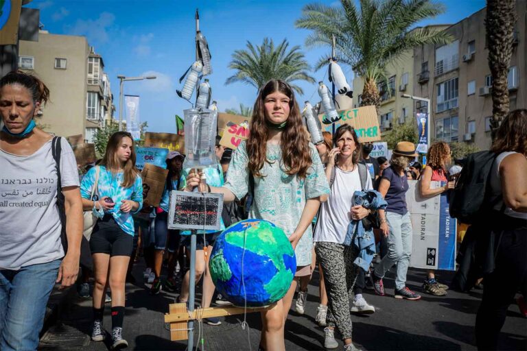 Marchers at the Climate March last week in Tel Aviv. (Photo: Avshalom Sassoni/Flash90)
