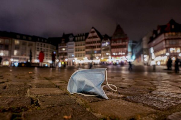מסיכת פנים הושארה בכיכר רומרברג בפרנקפורט, גרמניה. (צילום: AP/Michael Probst)